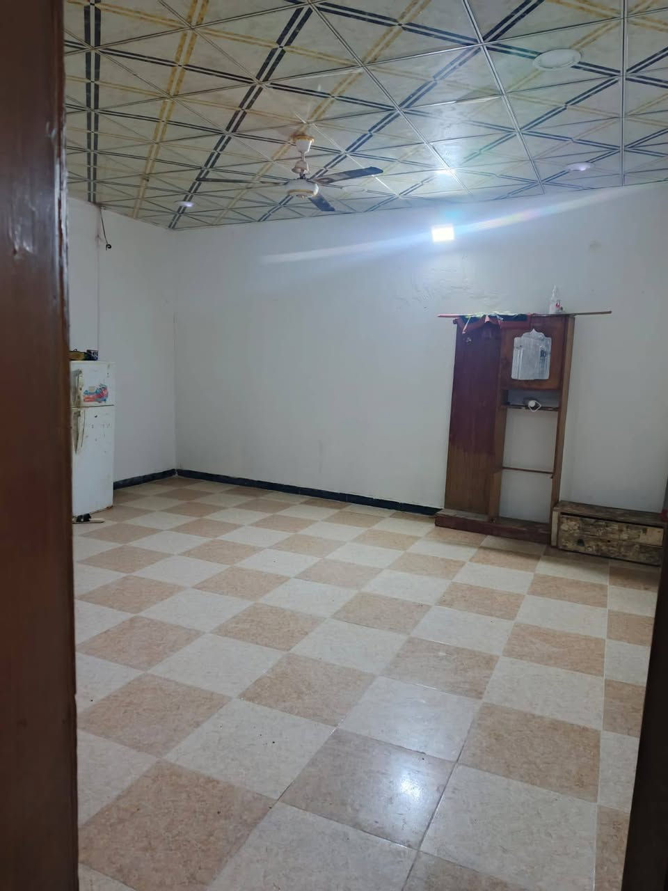 ألسلام عليكم ورحمة ألله وبركاته 👋 
للاستفسار : ***********
توفر دار سكن للبيع 🏭 
مساحة البيت200
على شارع تبليط مباشراً 10م
جميع الخدمات متوفره
مدارس أهليه حكوميه 
مستوصف كلشي قريب عليك
محتويات البيت⬇️
دوانيه
وصاله
وغرف عدد 2
مطبخ
صحيات خارجي + داخلي

طابق ثاني هيكل ⬇️
صاله
غرف نوم عدد 2

نوع العقار طابو زراعي عراقي
سند 25
العنوان : البصره أبي لخصيب 
طريق ألوسطي مقابيل مدرسة طيور لخصيب لاهليه
يبعد عن طريق ألوصطي رئيسي مسافه 40 م

سعر ألبيت 80 مليون وبي مجال
للاستفسار ***********
