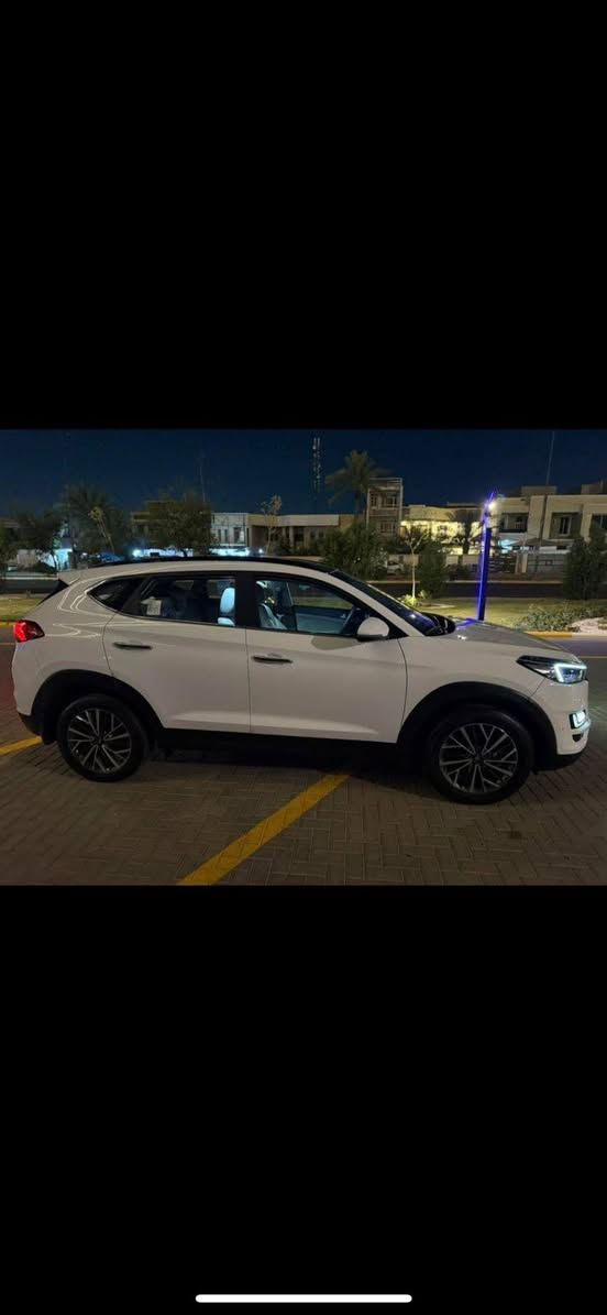 السلام عليكم
توكسان خليجي 
موديل 2020
رقم بغداد الجديد
فول مواصفات 
فتحت سقف بنوراما 
بصمة تشغيل 
ترحيب 
السيارة بيهة صخات مصبوغ بيهة خمس قطع 
سونار موجود
بدون ايرباك 
السعر 163
رقم الهاتف *********** 
موجود بغداد الكرخ 
السيارة جديدة ادامة كاملة 
مابيهة اي نقص
