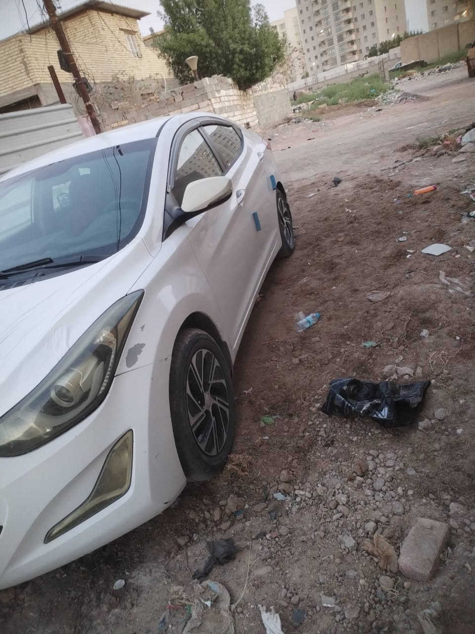 سلام عليكم لنترا للبيع موديل 16 اي ضربه مابيه ما عدا طخه بسيطة بل جاملق وراجعه على بارد محرك 1600 خليجيه سيارة سعر 100 وبيها مجال شراي يتصل ودلل ***********
