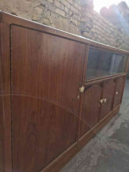 بوفية تسكام مترين ونص ،صغرتها سويتها مترين  خشب صاج زين ، مو سوكية والله صدكوني سكمتها بعفج واشتريتها بسعر ٢٥٠  ، اريد ابيعها بسعر ٢٠٠ ،وبيها مجال همين والي يريد يشتري على هاي الصفحة رقمي  ***********
