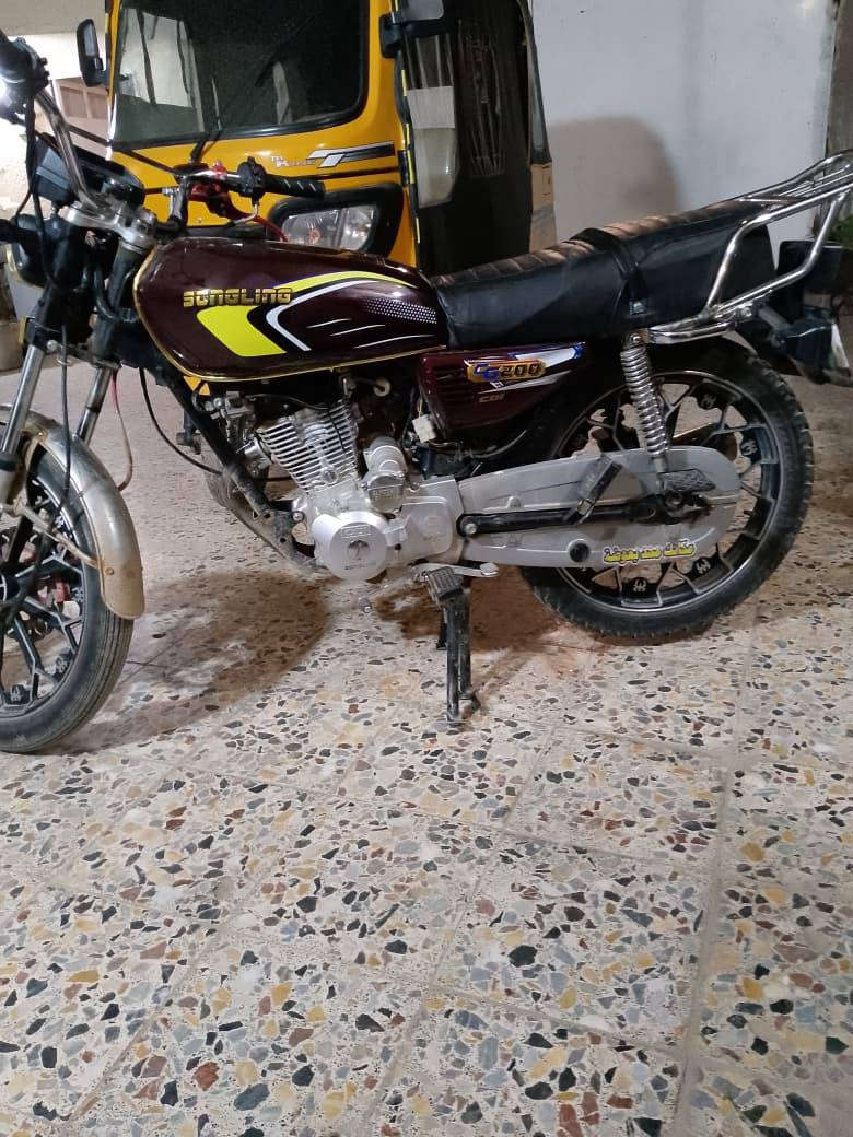 السلام عليكم دراجه سيفان موديل 24  محرك ما مفتوحة دراجه احله من بل صوره كلشي شغال بس الشاير عاطل الباقي كله شغال تجي أو فحص عنوان ديالى منطقت الكصرين رقمي ***********  سعره 850 أو بيه مجال حك الجيه
