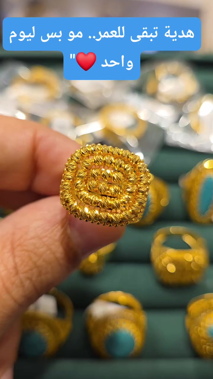 "بعيد الحب.. الكلمة الحلوة زينة، بس الذهب ذكرى ما تنمحي ✨. 
العنوان- بابل سوق الذهب - مجوهرات كرم 
*********** طه 
*********** ناهض 
*********** كرم 
​#عيد_الحب #هدايا #ذهب_عراقي #محابس #عيار21 #دلال #Valentine #IraqGold
