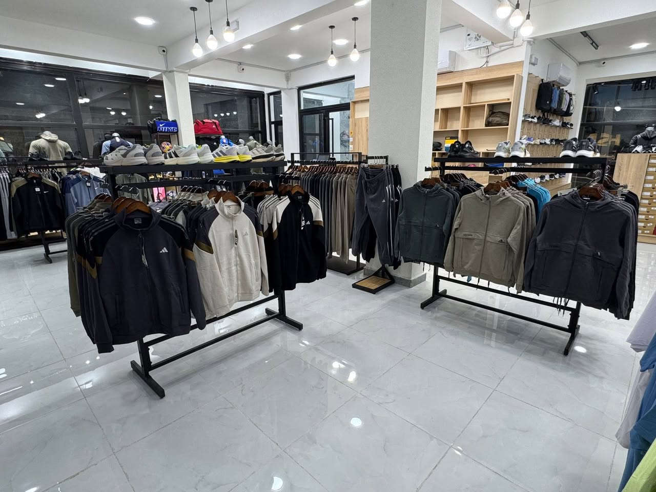 🔴توجد عروض داخل المحل وخصومات توصل الى 50%.                                                                                            🔵العنوان : حي الحسين شارع السوق العصري


**إذا كنت صاحب هذا الإعلان وتريد حذفه لأي سبب، رجاءا أرسل رسالة إلى الدعم الفني**