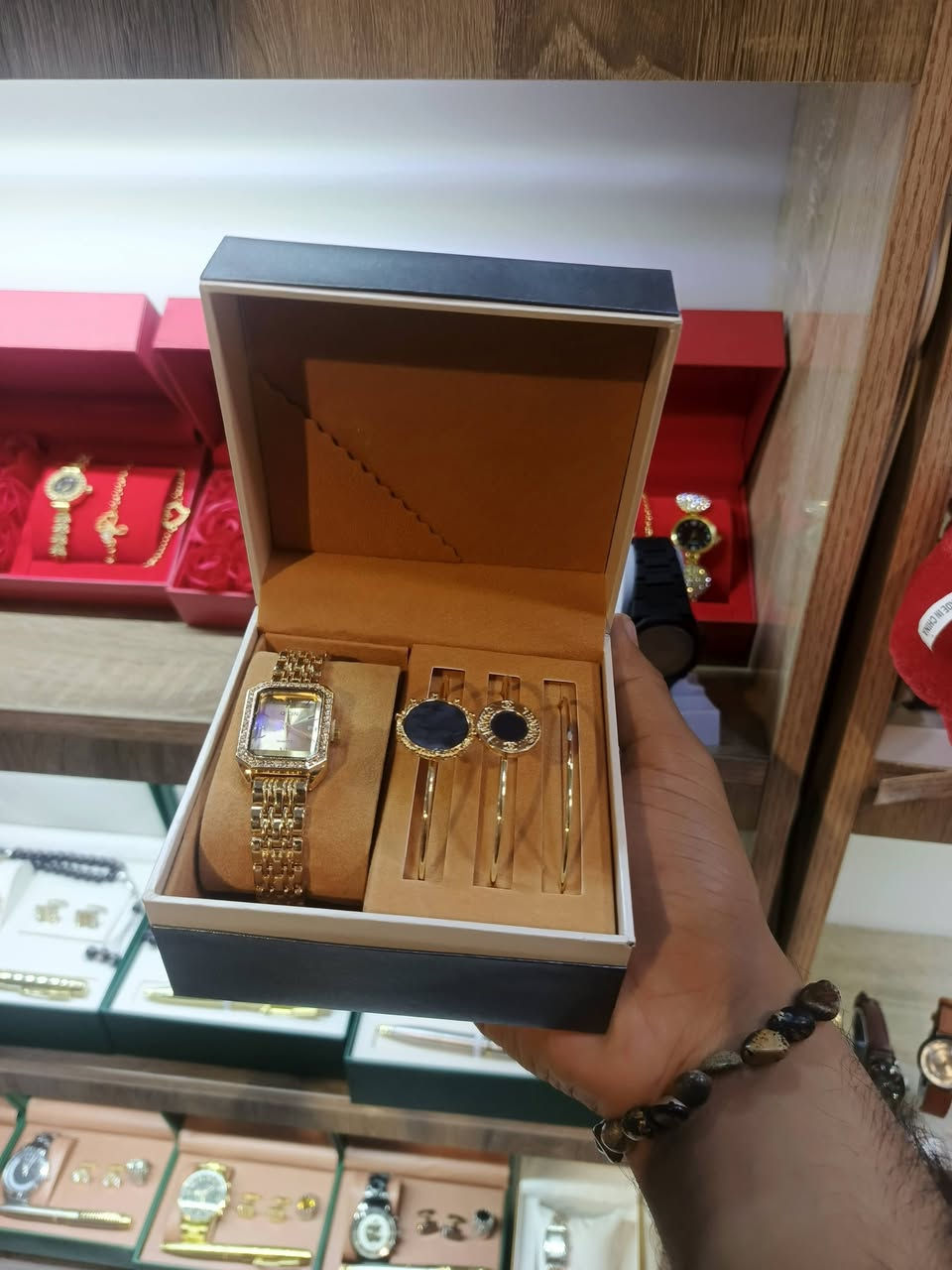 ساعات رجالي و نسائي 
عليهن عرض كلش قوي 
للاستفسار أكثر واتساب 
***********
 سنابل للاكسسورات
