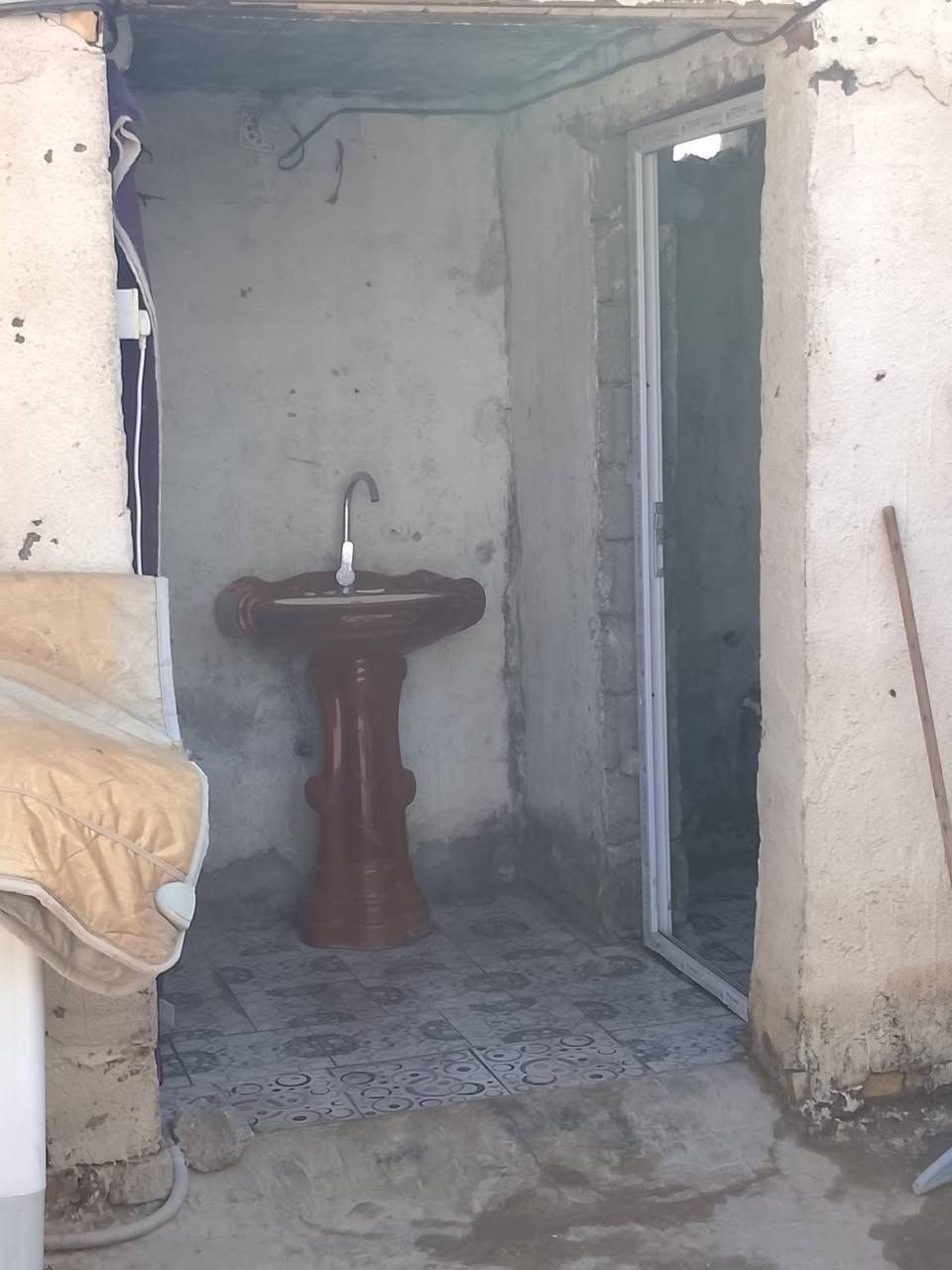 السلام عليكم بيت للبيع المساحة 300 غرفتين وصاله وصحيات وصاله وديوانيه مستقبلاً العنوان على طريق شياع الرقم *********** السعر 28 وبي مجال
