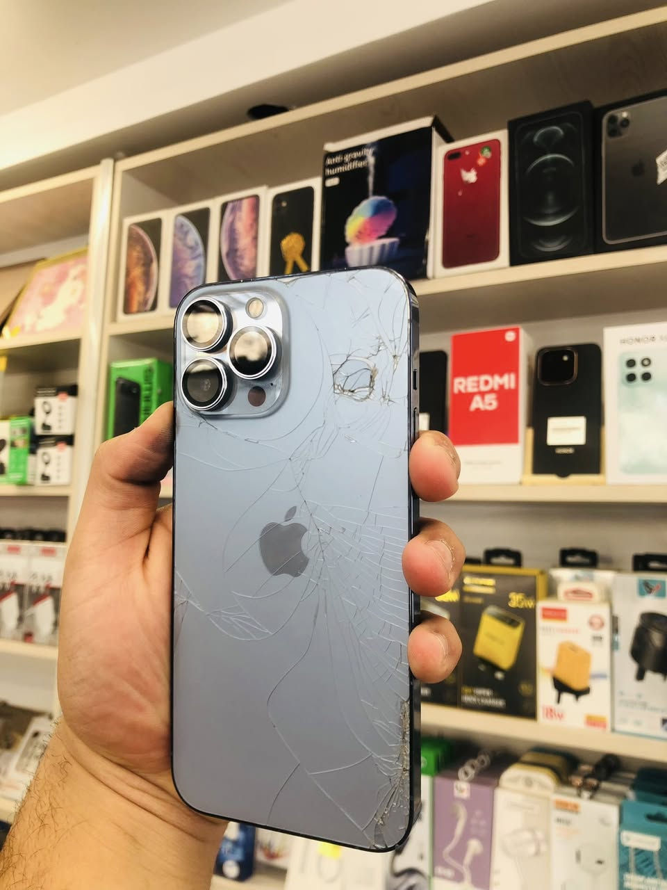 🔥 iPhone 13 Pro Max للبيع 🔥
• بطارية 78%
 • الكارتون موجود
 • نسخة شرق أوسط
 • ضهر مكسور (موضح بالسعر)
 • باقي الأمور تمام

💰 سعر ناررررر 🔥🔥 وقابل للتفاوض
📞 للاستفسار: ***********
