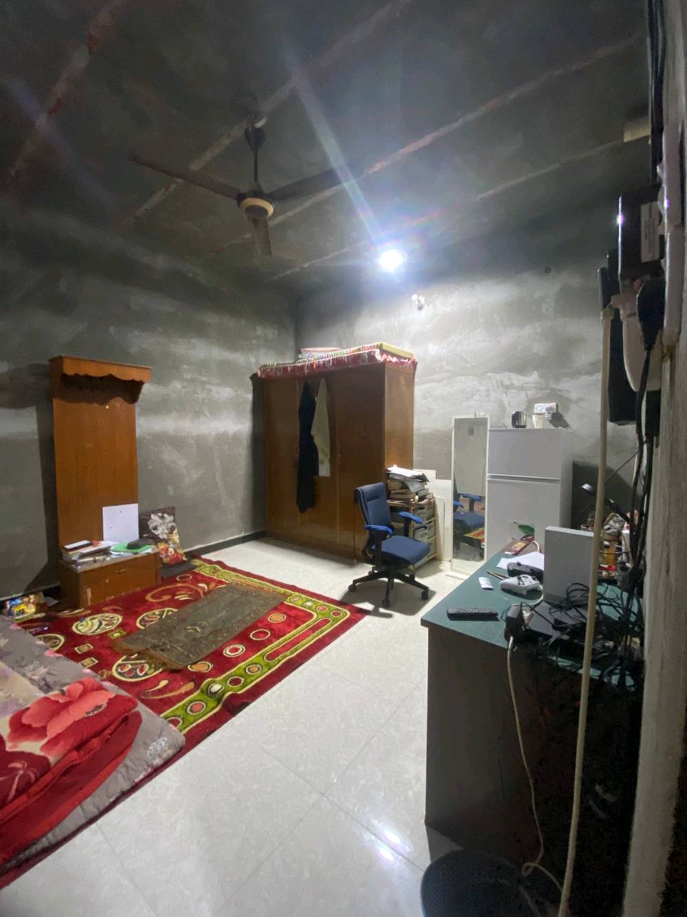 يتوفر بيت للبيع طابو صرف عالي عن الشارع في البصرة منطقة الحيانية / التأميم / شارع البلدية الشارع المقابل المجلس البلدي ( احمد حنون ) والركن الثاني مقابل باب المستوصف مساحة البيت 150 متر طابق ونصف / الطابق الأرضي يحتوي ع غرف نوم عدد 2 + موزع + صحيات داخلية + مطبخ + هول + استقبال + صحيات خارجية عدد 2 
الطابق الاول يحتوي ع غرف نوم عدد 2 + موزع + صحيات 
البناء قديم بحالة  جيدة السقف  عكادة واغلب اجزاء البيت تم ترميمها حديثاً الطابق الأرضي مقسوم نصفين البيت يصلح للسكن اذا كانت العائلة كبيرة ويصلح للأستثمار (ايجار) سعر البيت 105 مليون قابل للتفاوض للتواصل والاستفسار الاتصال ع الرقم 0747426612