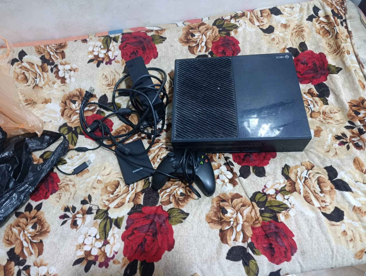 اكس بوكس ون فات
مع ملحقاته الاصلية مع هارد خارجي بس شغل والعب 
100 وبيه مجال 
***********لتواصل
