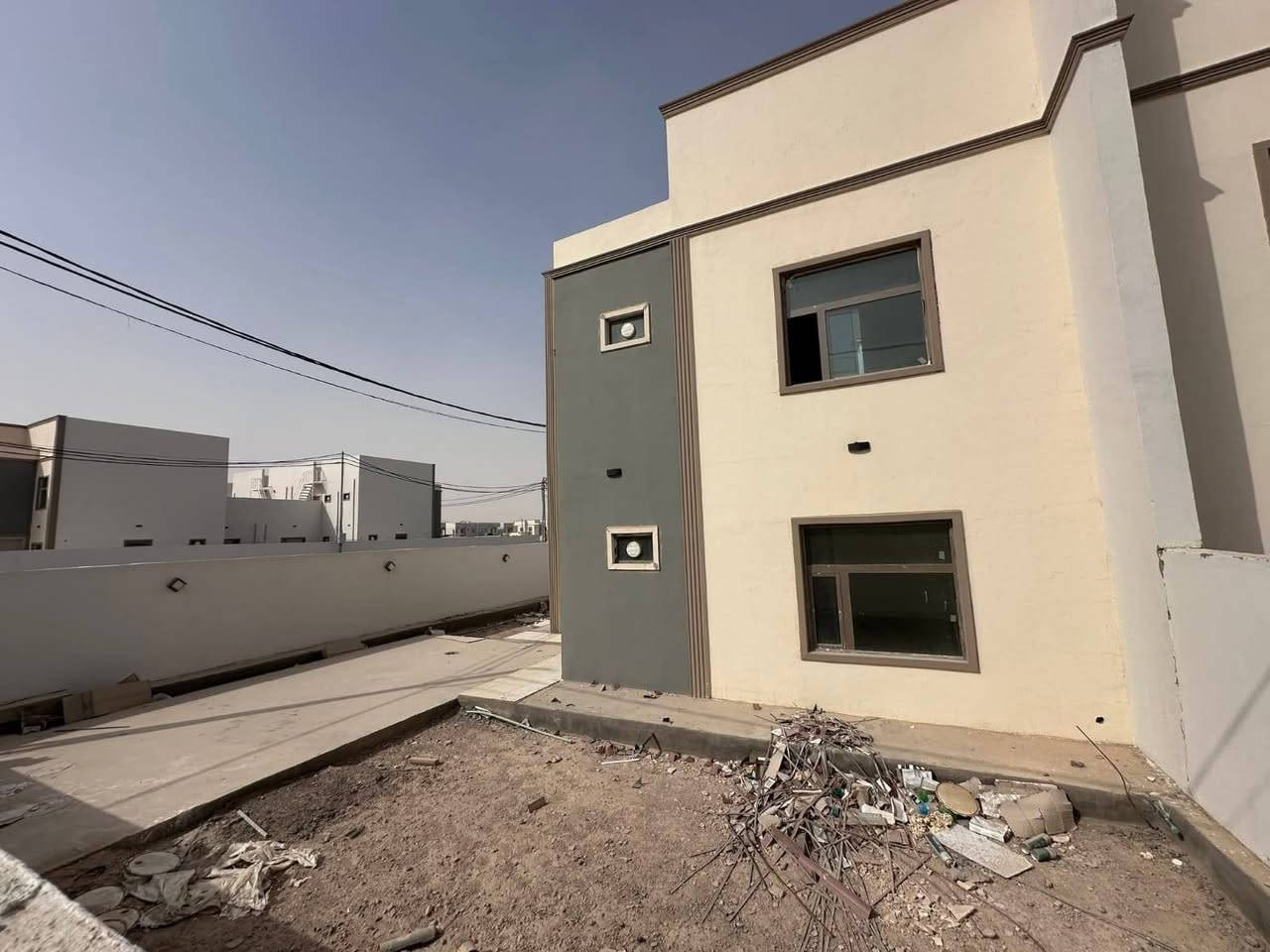 للبيع في مجمع الاميرات2 
مساحة 200م 
موقع تجاري شارع 30 مربع ثاني 
يباع نقداً بسعر مناسب جداً للتواصل الاتصال على ***********
