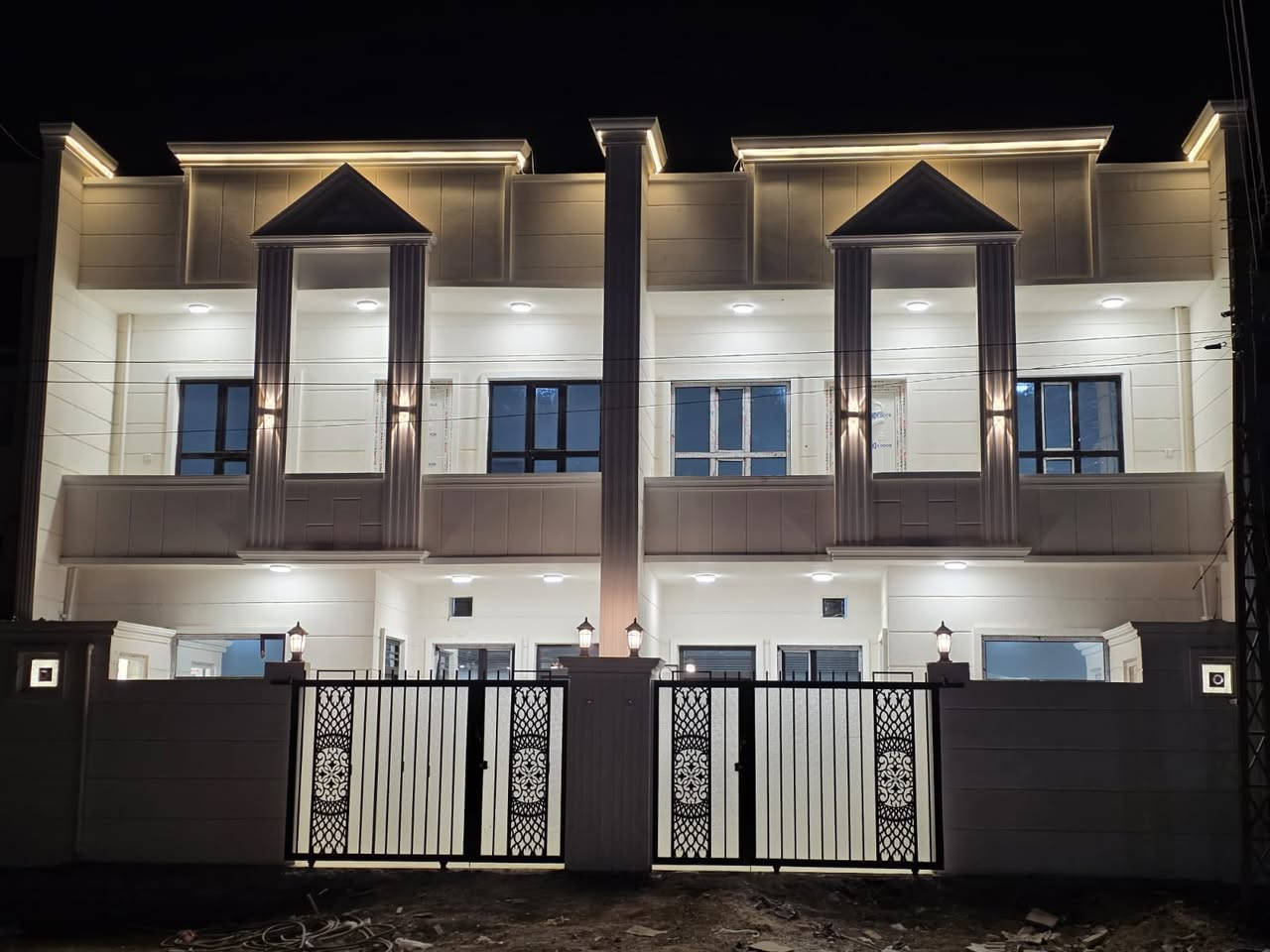 السلام عليكم ....🖤
▪️دارين تون🏡 زيرو للبيع طابقين/ القادسية / حي الشهداء
- الواجهه👇+ الصحيات نظام دفن + الابواب الخارجية حديد مودرن+ المغاسل تعليگ + الابواب الداخلية تركي درجة اولى + بورسلين 14ملم + الشبابيك المنيوم اسود 
▪️مساحـــة الـــدار 133 متر الواجهه 7 متر 💯
▪️4 غـــرف نـــوم + 3 مـــجاميع صــحية 
▪️اســتقبال  + مطــبخ + صاله وسطية 
السعر: 131 مليون قابل للتفاوض
▪️للأستفسار *********** و *********** 
ملاحظه / التعامل حصرا مع صاحب الدار
