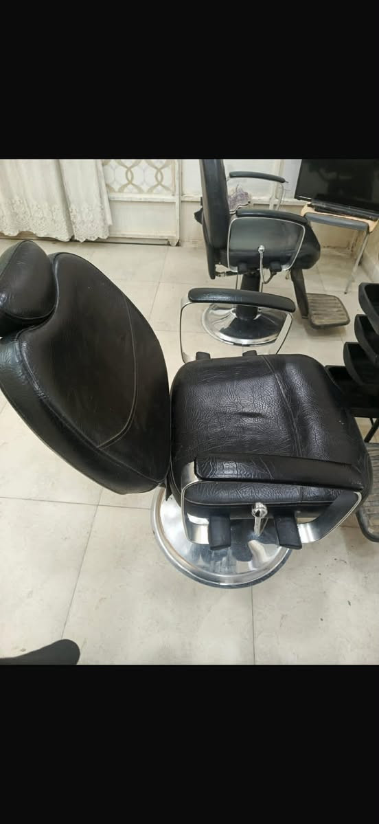 كراسي حلاقه عدد اثين سعر الواحد 100 الف ***********
