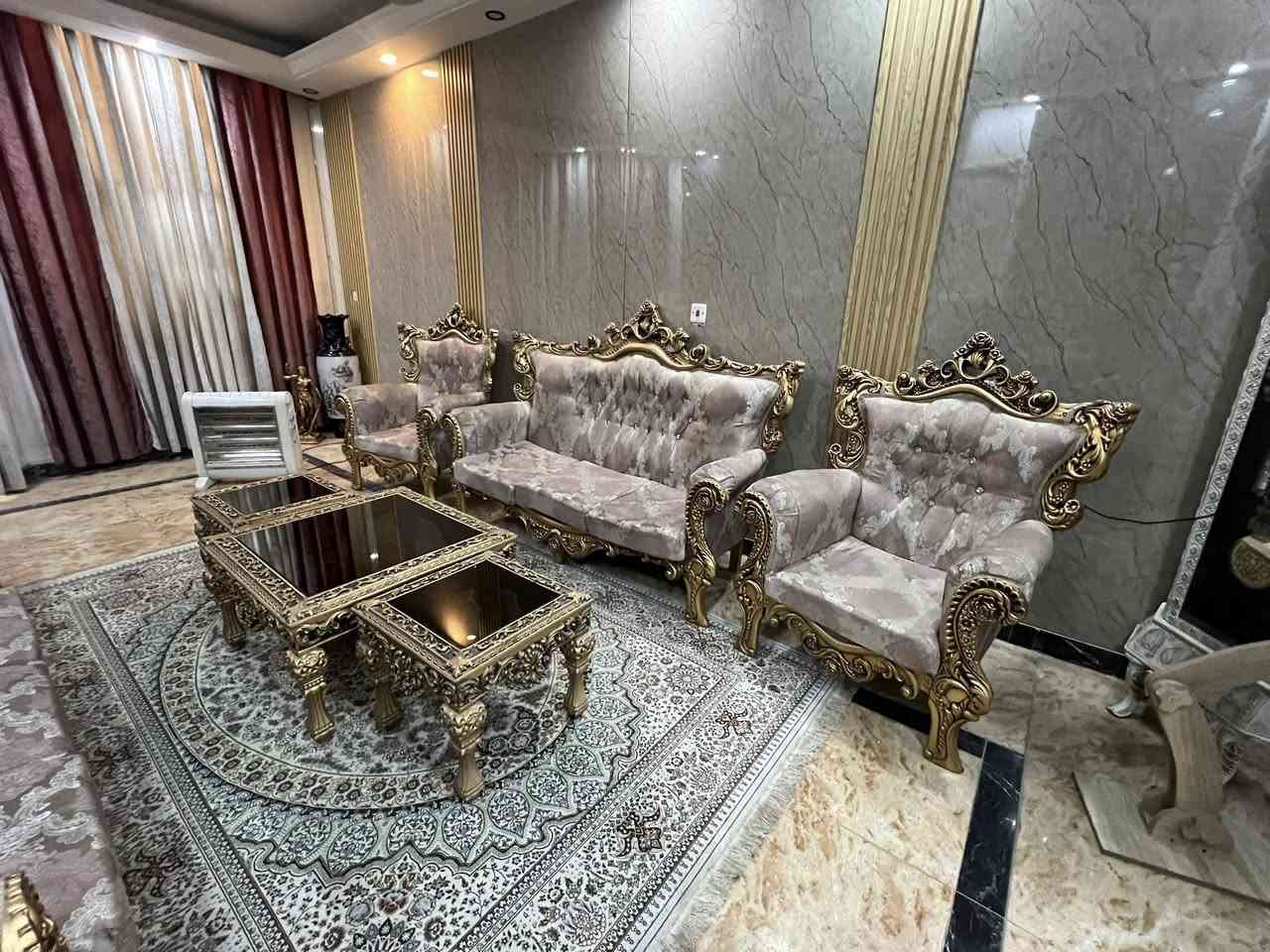 تخم رائسي يتكون من عشره مقاعد نظافه بمعنه كلمه 

ومعه طبلات عدد3 جام مكاني بغداد بلديات سعره 450 وبيه مجال ***********
