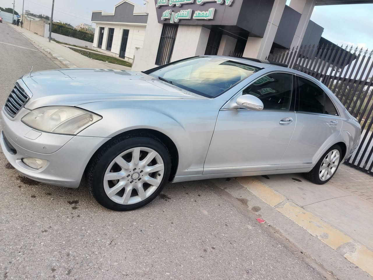 سەرەتا بەناوی خودا 
ماشاللە لەماڵی هەمو لایەک 
مارسیدز مۆدیل٢٠٠٩ ساخ ساخ 
ادوات ماڵی مەدەنی بەشەرت 
پێویست بەوەسف ناکا ماڵەکە خۆی دیارە 
s350 شەش پستۆن 
فوول مواسەفات 
جگەلە پانۆراماو دەرگاشەفت .
مەکینەو گێڕ سەرف و بوخار بەشەرت 
بۆیاخ یەک پارچە بێ زەربەو حادیسە 
سعری ٧٥ مەعامەلەیە کەم 
شوێن کەلار 
***********
گۆڕینەوە لەسەر دڵگرتن
