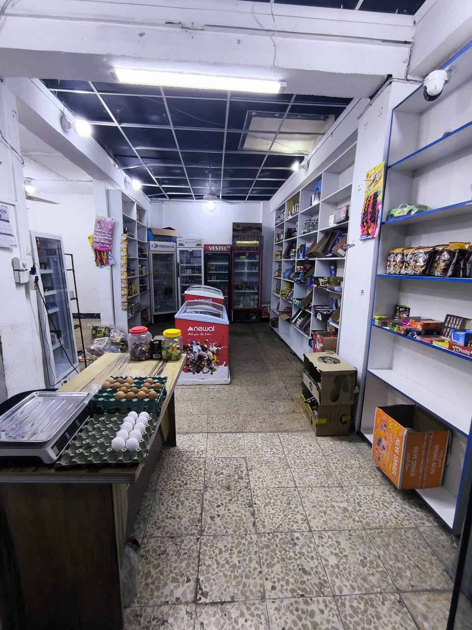 السلام عليكم 
اسواق كاملة للبيع مع البضاعة 
الموقع : الكوفة / حي ميسان / شارع البوريات
الاسواق عبارة عن محلين مفتوحات واحد على الثاني 
الاسواق كاملة مكملة مع البضاعة و الغراض و البرادات 
بيها 5 برادات و مجمدتين
 و 7 فاترينات كبار و عارضة كرزات و ميز دخل 
المحل ايجار 300 و 100 الف سحب المولدة 
سعر غراض المحل مع البضاعة 6 ملايين و بي مجال للشراي 
ملاحظة : المحل على شارع عام و منطقة سكنية و شغله خير من الله ، سبب البيع لعدم التفرغ بسبب الدراسة و عمل آخر .
للاستفسار : ***********
