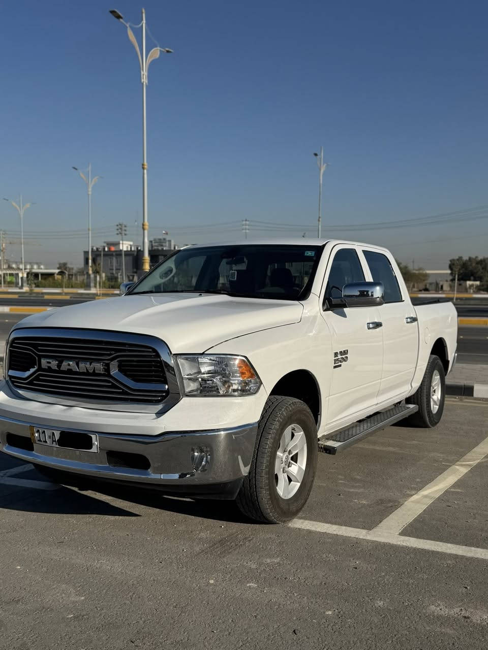 السلام عليكم
رام 1500كلاسك 
2022
رقم بغداد دولي إب اسمي سنويه أو هزه جدد 
حادث جاملغ أو بنيد   
ماشيه19الف  حقيقي 
مواصفات SLT
جلد 
نيكل كامل سياره 
كأمره 
جام اوتو 
تبريد قطعتين ثلج 
‏4WD
بعد بيهه أهواي مواصفات 
تخم تاير جديد حداديه جديده 
السعر230 بيه مجال
مكان السياره كربلاء 
للسفسار اكثر***********
