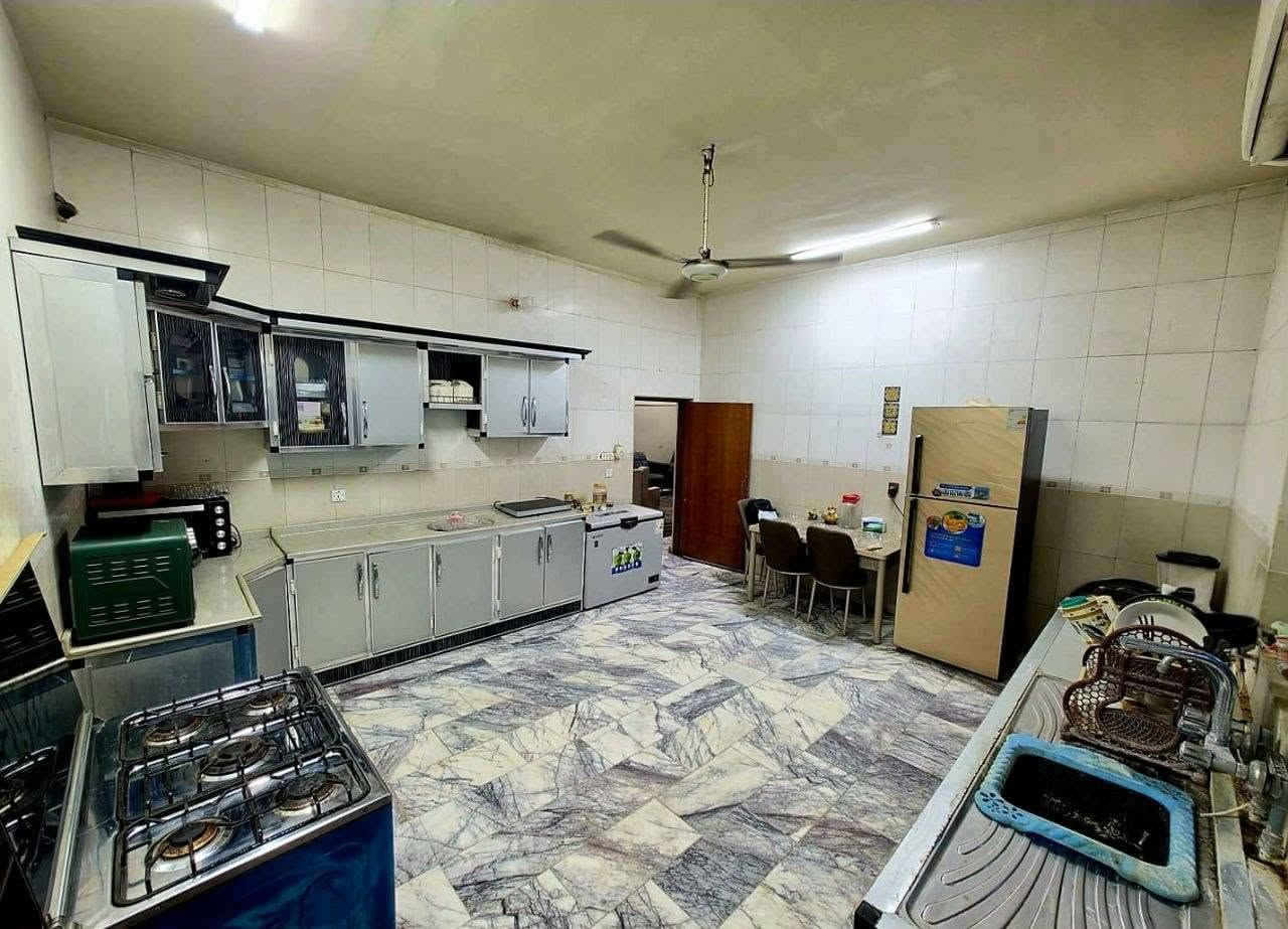 مكلف بالنشر
دار للبيع في حي الصحة شارع الجزرة فرع بيت المستشار  
مساحة 200 متر واجهة 10 و نزال 20 
البيت سند 25 باسمي 
وحدات البيت غرف نوم عدد 2 و مطبخ و صالة و هول و صحيات عدد 2 و مخزن صغير طابق ثاني 

عرض الشارع 6 متر 
السعر 175 و بي مجال بسيط 
للتواصل ***********
