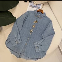 موسم ٢٠٢٦ جمال ودمار 💪🙃قميص جينز فول راحه  الخامه جينز الخفيف 🥶 بروش 🌿...