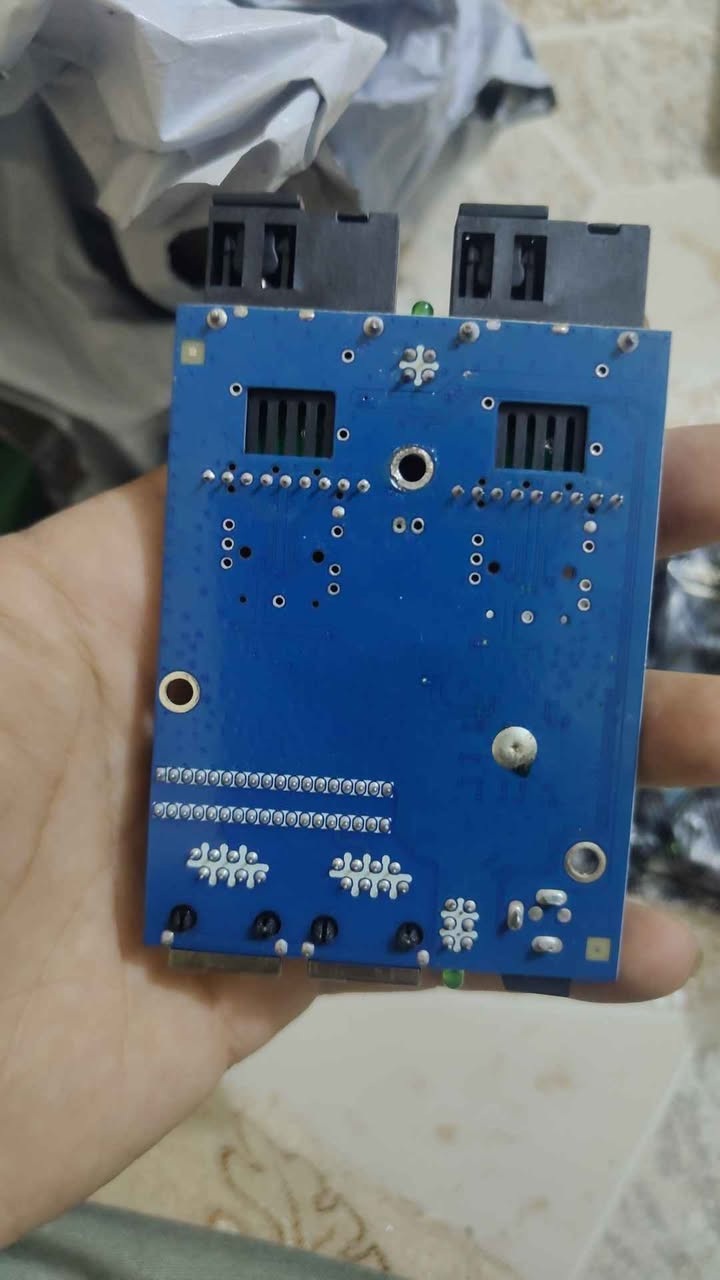هذه لوحة تحويل وسائط ألياف ضوئية (Fiber Optic Media Converter) من نوع Gigabit، مصممة لاستخدامات شبكات الألياف إلى المنزل (FTTH).تحتوي على منفذين ألياف ضوئية (SC) بسرعات تصل إلى 1.25 جيجابت في الثانية، ومنفذين إيثرنت (RJ45) بسرعة 10/100/1000 ميجابت في الثانية.تستخدم شريحة RTL8367SC لضمان استقرار عالي واستهلاك منخفض للطاقة، وتدعم مسافات نقل تصل إلى 20 كيلومتر. الرمادي, الأنبار


**إذا كنت صاحب هذا الإعلان وتريد حذفه لأي سبب، رجاءا أرسل رسالة إلى الدعم الفني**