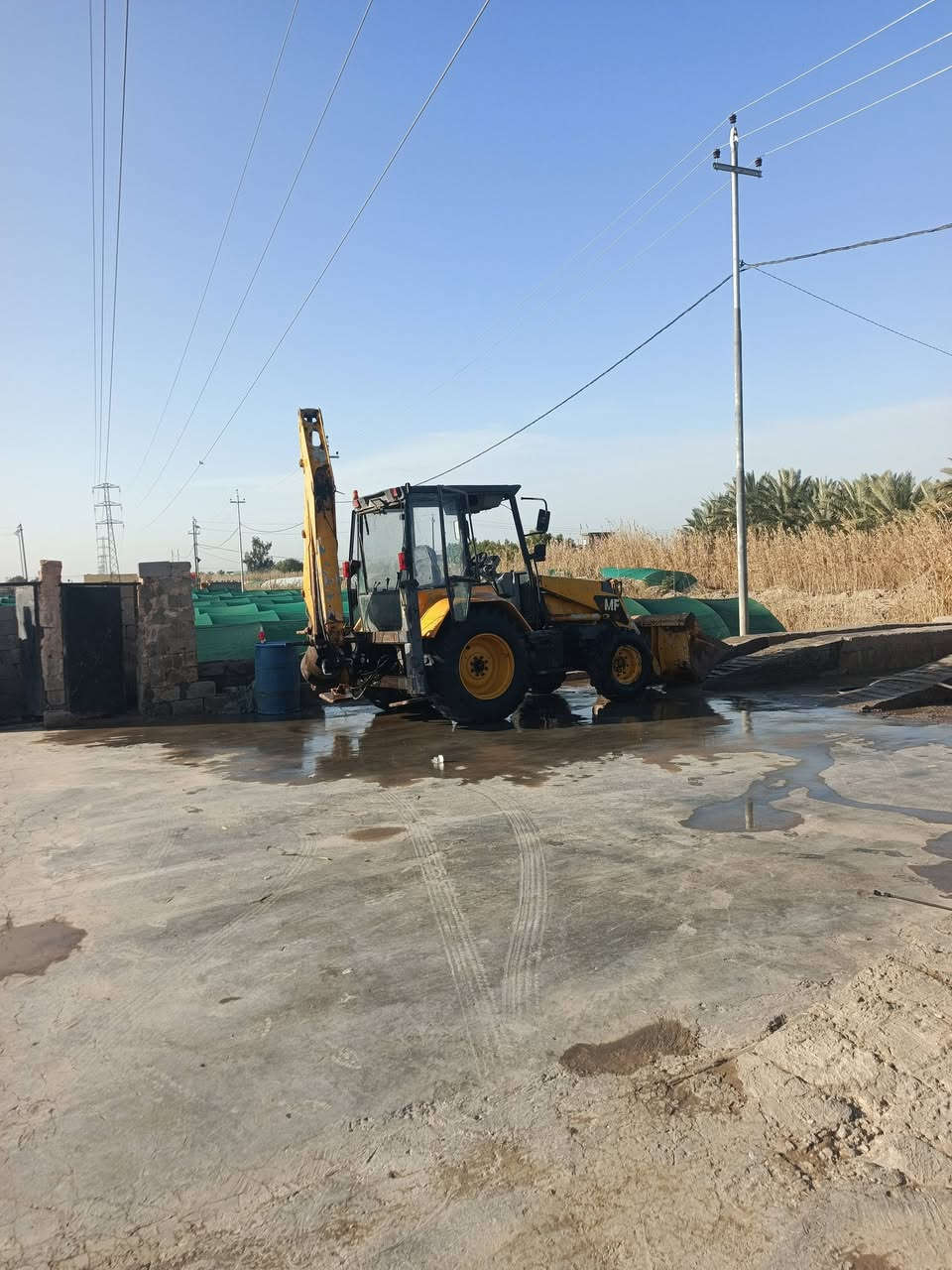 سلام عليكم 
حفاره البيع 
موديل 1999 
بيها تبخير بسيط كلش بدون تنقيص 
نقصه جامه و كزوز 
رقم بغداد انشائيه 
تحويل ثاني يوم 
سعر 80بيها مجال بسيط 
‏‪***********‬‏
