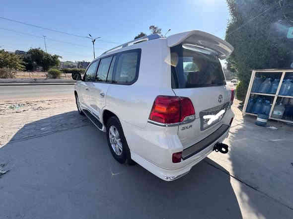 السلام عليكم. لاندكروز 2015 GXR ساز جديدة ماشيه121km  الف حقيقي ع ايد وحد 6 سلندر حساسات امامي وخلفي سلايد تخم تاير جديد مكفولة كير ومحرك وحدادية ومن الصبغ حتى الدعاميه بيه ملاحضتين  بارد فقط الباقي كفالة
رقم بغداد الجديد
السعر 415$
***********
