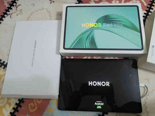 سلام عليكم ورحمه الله وبركاته❤
ايباد HONOR pad x8a 
بطاريته 8300 ملي انبير 
والشاحنه تايبسي 
بطاريته128 كيكا بايت 
يشغل 60فريم 
شاشته تكون 11 ايش 
نحافته تكون من 7فاصله25
وزنه 475غرام 
ويجي ب 4 سماعت 
ويجي ويا الشاحنه الخاضه و كفر حمايه 
مستخدم صايرله شهر شتريته جديد  
لتواصل 👈 ***********
