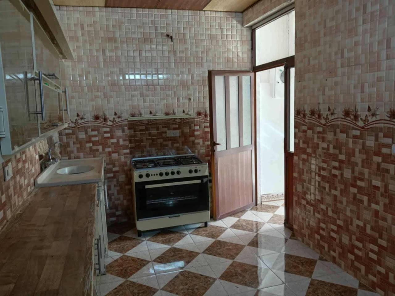 اسلام وعليكم بيت 100 للبيع طابو صرف او المراوس مع 200 متر  الموقع حي العسكري قرب الكوسترات قريب على سايدين محطت الشمس صاد على ساحه بيت فول سيراميك موقع مميز السعر المطلوب 95 وبي مجال بسيط ***********
