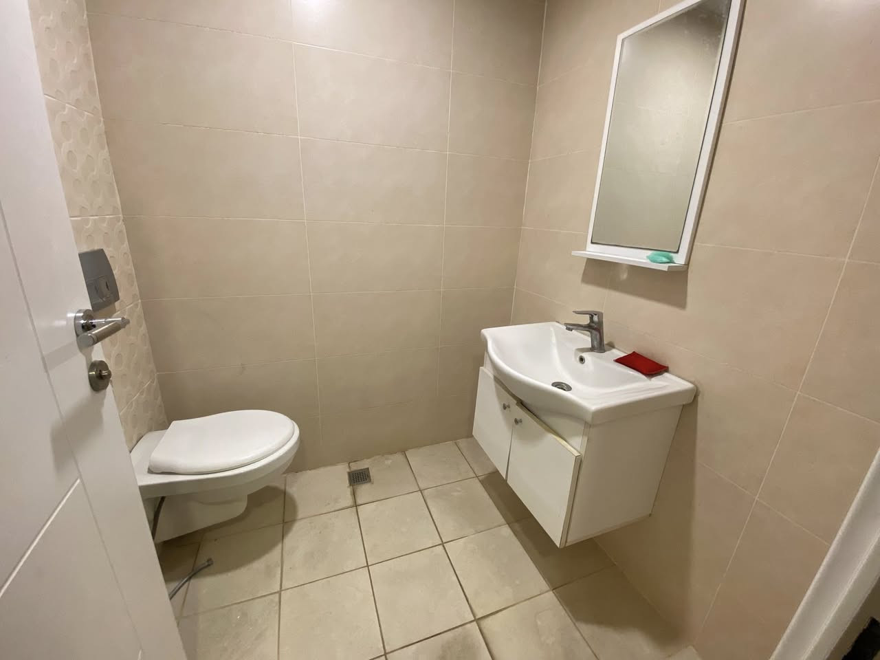 شقه للايجار في اربيل
فى مجمع سكني لايف تاورز 
داخل مربع ذهبي 
شقه متوفر غرفه صاله مؤسس بل كامل
مساحه 60m
‏طابق ثلاثة 
‏للاستفسار أكثر على ال WhatsApp
***********
***********
