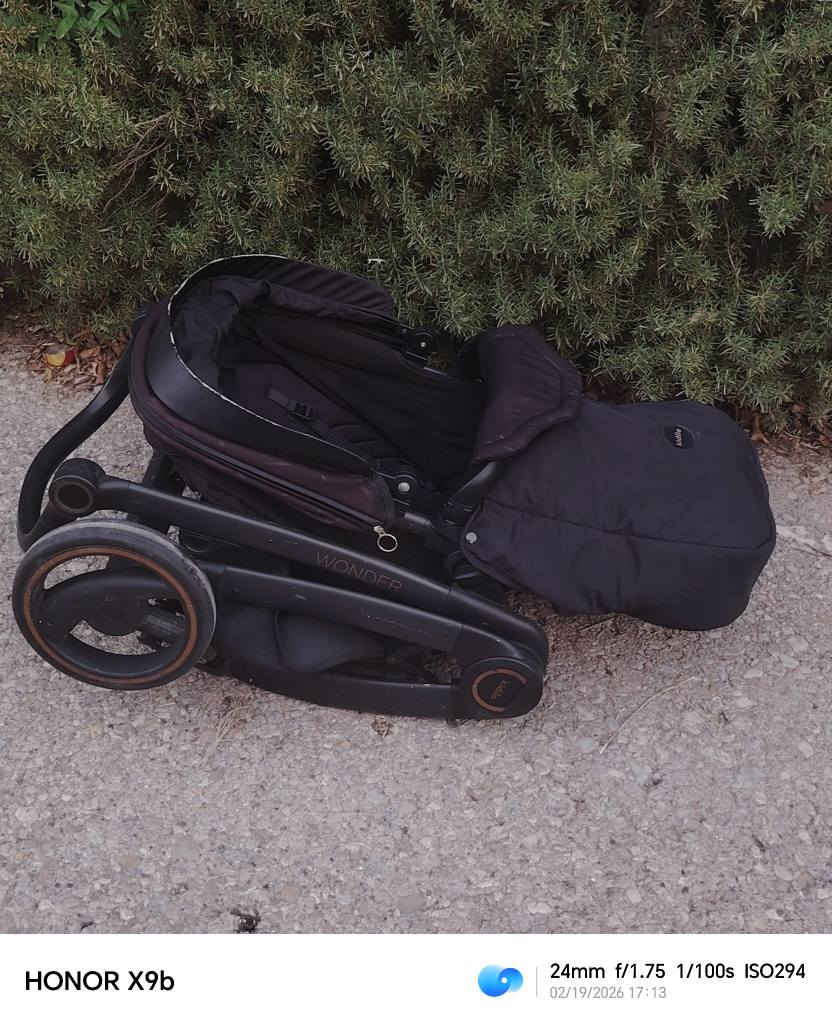 عەرەبانەی منداڵان مارکەی(kidilo) ئەڵمانی عەسڵی یە
دەبێت بە کورسی و لەهەمان کات دا تەخت دەکرێت بۆ نوستن
بچوکیش دەکرێتەوە بۆ ناو سندوق
تایەی گەورەیە و لێخوڕین و جوڵەی خێرایە 
زۆر پاك و تۆکمەیە
بۆ نرخ و زانیاری زیاتر کۆمێنت بکە یان نامە بنێرە بۆ تایبەت السليمانية, العراق


**إذا كنت صاحب هذا الإعلان وتريد حذفه لأي سبب، رجاءا أرسل رسالة إلى الدعم الفني**