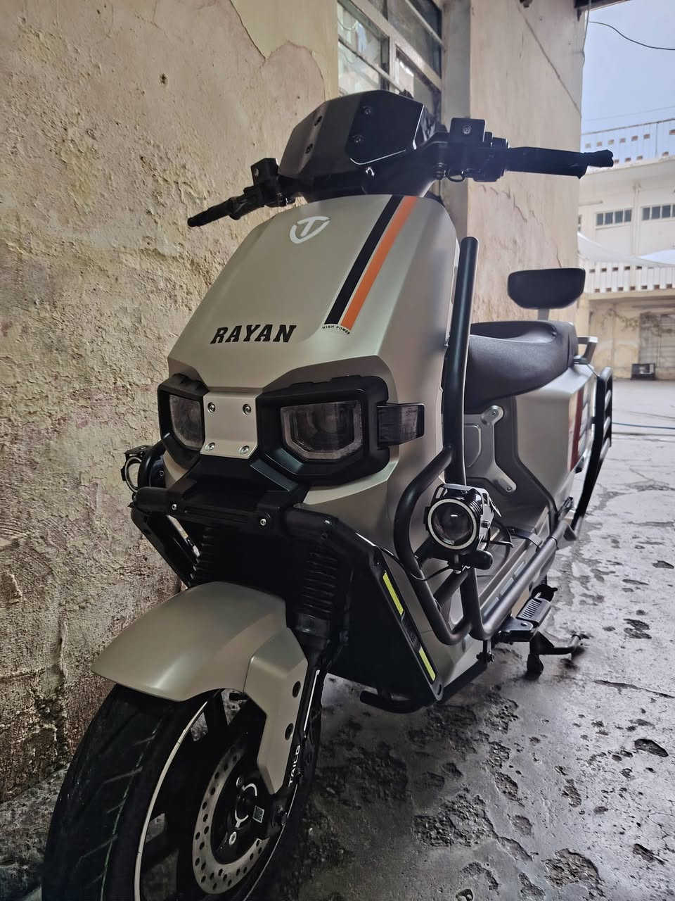 السلام عليكم ماطور وحش الكون للبيع والنضافه فول ابوضع الشركه ماشي قليل صارلي شهر من نزلتو من الشركه السعر مليون اوستميه أو بي مجال رقم الهات***********
