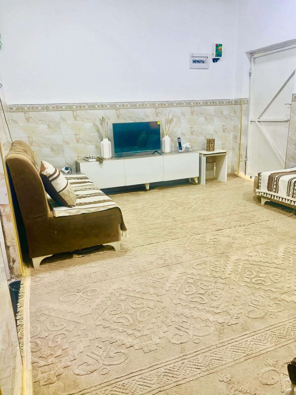 #إعلان_رقم (248)

#دار للبيع منطقة حي العسكري  

━━━━━━━━━━━━━━━

🏠 مواصفات الدار:

◾ المساحة : 100 _ متر  طابق واحد 

◾ الطابق الأرضي : يحتوي على غرفة نوم واحدة + صالة + استقبال + مطبخ + صحيات 

━━━━━━━━━━━━━━━

الدار يقع ثاني بيت عن شارع _ 30 _ التجاري مقابل الحولي 

━━━━━━━━━━━━━━━

📞 للحجز والاستفسار:
مراسلة الصفحة أو الاتصال مباشرة 👇

╭──────────────╮
📞 ***********
👤 سيد ولاء
╰──────────────╯

╭──────────────╮
📞 ***********
👤 أبو حسين
╰──────────────╯

📍 العراق | السماوة
حي العسكري — قرب جامع الإمام علي (ع)

━━━━━━━━━━━━━━━
🏢 #الخارطة_للاستثمار_العقاري
🔑 بيع • شراء • استثمار • خدمات عقارية
━━━━━━━━━━━━━━━
