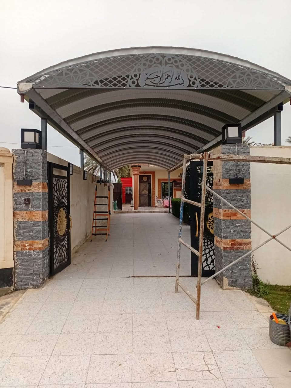 حداد درجه اولى اسعاري مناسبه احدث الديكورات حسب الطلب ابواب شبابيك محجرات سقايف كي سبان سندويج بنل جينكو وكل مايخص الحداده القادسيه شارع البلاج اسيا ***********  زين***********
