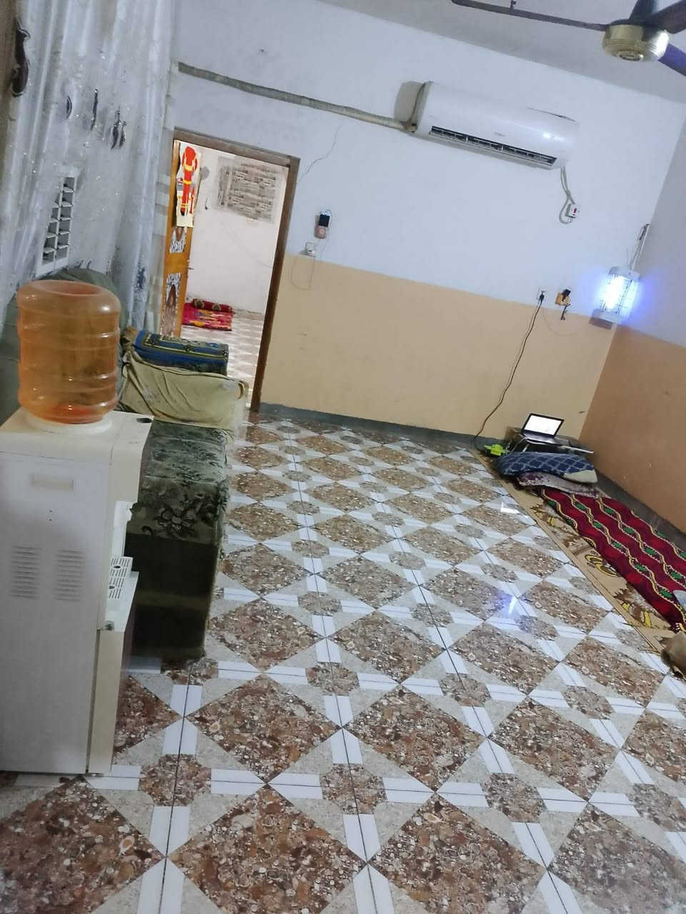 السلام عليكم 
بيت للبيع المحموديه حي بلال قريب السيطره مال نهر القائد زراعي سند 25 

مساحه 180 م 
الطابق الاول كراج وحديقه استقبال ومطبخ وحمامات وصاله وغرفتين نوم وحده جبيره وحده زغيره مال اطفال بالاضافه الى ترك ومنور 
الطابق الثاني سطح وغرفه وصاله ومطبخ ضمن الصاله وحمامات 
نقص البيت الكراج يراد ينعاد السيراميك مالته كافع 
منطقه كامل خدمات مي مجاري كهرباء مولد انترنت ضوئي 
السعر 65 بي مجال بسيط 

***********
