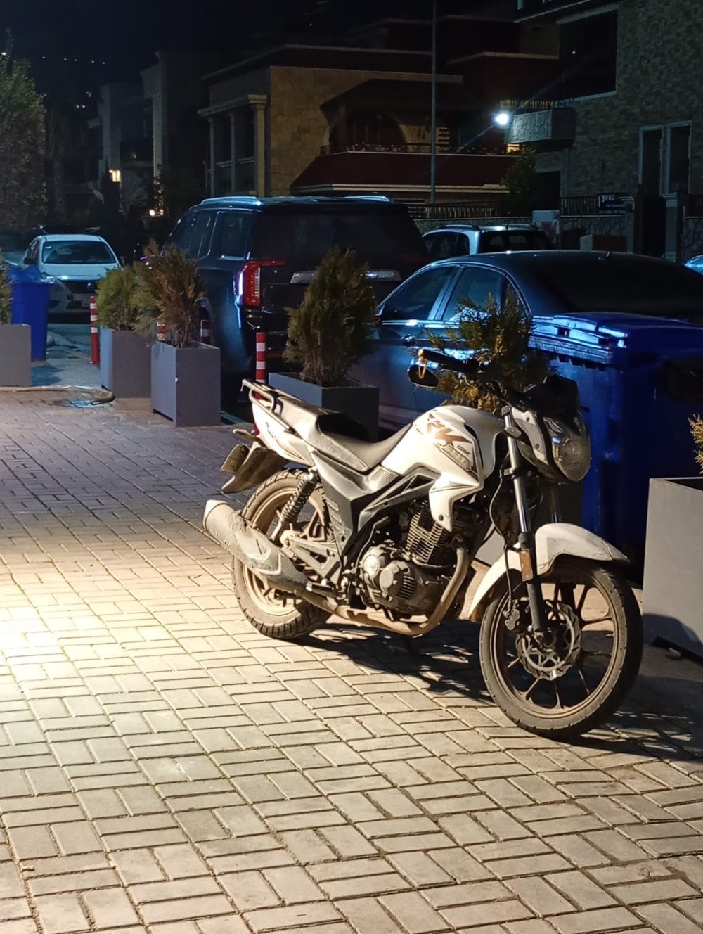 keeway rk 200
موديل: 2025

كليمتر: 16.000km

محرك: cc 200

نوع الكير: بطح 

مرقمة رقم اربيل 

موجود رقم امامي و خلفي 

كضالك موجود سنويه و تحويل الدراجه بسمك 

لا يجود اي غرامه عدراجه 

عطل: ليس يوجد اي عطل او خلل في الماطور 

كهربائيه: كلشي سغال 

عداد km

عداد سرعه 

عداد بانزين 

عداد رون 

اناره و يشارة

يجي مع الدراجه خوضه مجانيه مع سماعاته الخوذه 

ستكرات حماية التانكي من المفاتيح 

مرايات تحت الكيدون (موجود البلادي كمان)

دراجه نضيفه كل ١٠٠٠-٢٠٠٠ km تبدلت دهن بلمركز  صناعه الأصلي الي تابع الى بأجيلان 

دراجه نضيفه اخت الزيرو (!!ممسويه حادث!!) 

السعر عل خاص شباب 

***********