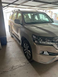 لاندكروز GXr 6سلند موديل 2017لون ذهبي فضي رقم بغداد هزه جديدة رقم نكلي...