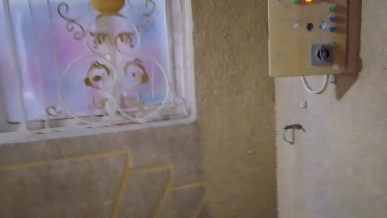 السلام عليكم للبيع دار المساحه 100 متر طابقين كامل كله طابو زراعي سند 25 العنوان البيت وراه السجه شارع بيت موزان السعر 100 وبي مجال ***********
