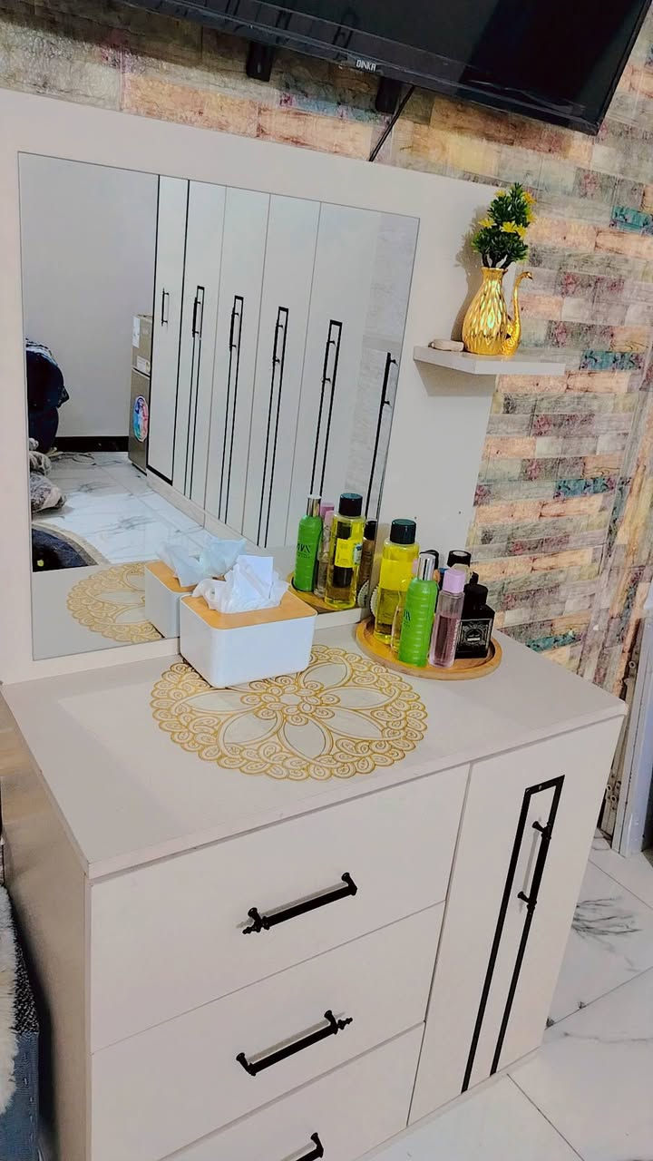 غرفة تركي استعمال شهرين جديده نضافه 100/100💯 متكونه من ليد ضوئي في الكنتور في الجربايه 💡 ع كهرباء ضد الماء وضد الكسر 🚫 تحتوي عل رفوف داخلية ٤ رفوف وفي الملحق رفوف ٢

🔴 قياس الكنتور والملحق 330 سم
🔴 ميز تواليت مع رفوف للعطور
🔴 طابوريه صغيره
🔴 ميوزه صغيره مع الجربايه
🔴 يوجد مخزن تحت السرير
تحتوي الغرفه ٦ قطع
للبيع بسعر مليون وبي مجال 💸


**إذا كنت صاحب هذا الإعلان وتريد حذفه لأي سبب، رجاءا أرسل رسالة إلى الدعم الفني**