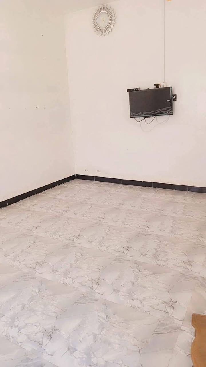 السلام عليكم بيت مطلوب مبادره   ٧٢ حي الشرطه ١٠٠ متر مربع   ٣ غرف وبراني وصاله فوگ وصاله جوه وصحيات ومطبخ  قرب المدارس الجديد للبيع اوو مراوس غير متواجد ع الفيس لاتصال ع الرقم *********** صاحب الدار
