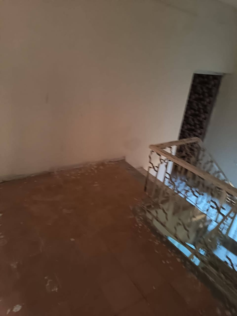 السلام عليكم بيت للايجار في الصليخ 
يحتوي علئ طابقين 90م 
الطابق الاول هول ومطبخ وخدمات
الطابق الثاني غرفتين وحمام
السعر 550 وبيها مجال
***********
