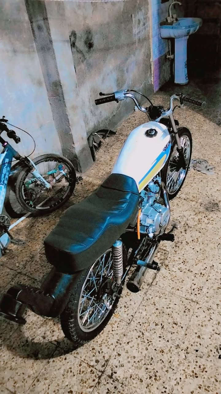 سلام عليكم دراجن ايراني للبيع دراجه رقم وسنويه موديل 2021 مكينه انتنس الدراجه جديده
. كشن جديد
. سدر توني شديته 
. ويال امامي خلفي توني بدلته 
. الدراجه وياه لايت وعينه وشاير دضفيره جاملق امامي خلفي  
. زنجيل جديد 
. السعر خاص للتواصل على الرقام التاليه *********** او
*********** واتساب او على الشريحه
