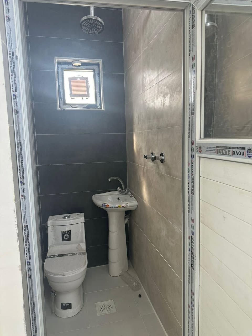 مشتمل سكن للبيع
المساحة:85م واجهة: 4،25م نزال:20م

بناء الفينات محدث بالكامل

يحتوي على كراج ومطبخ واستقبال وصالة
وغرفتين نوم وخدمات في الطابق الثاني 
وغرفة نوم سويت في الطابق الثالث

للاستفسار اكثر مراجعة مكتب الدار للوساطة العقارية او الاتصال على الرقم التالي 
***********
