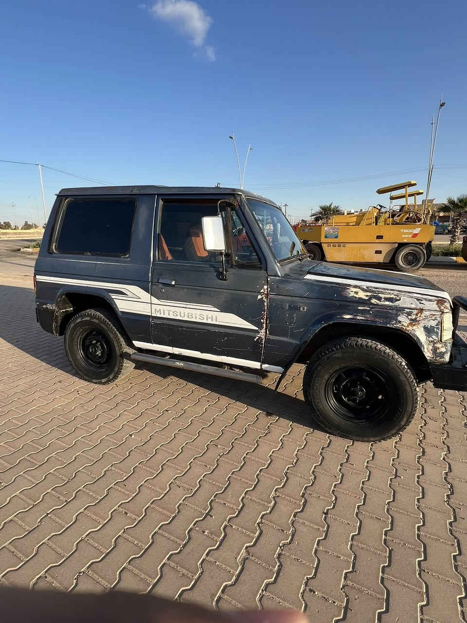 مستبوشي ربع موديل1990 بلاديه رقم دولي بسمي سنويه لل2030 
محرك 4 بلادي كير عادي دفع رباعي يحتاج كاردن 
فقط تحتاج صدر مكاني صلاح الدين تكريت رايدها ب35 بيها مجال للشراي فقط *********** متوفر مازنجر
