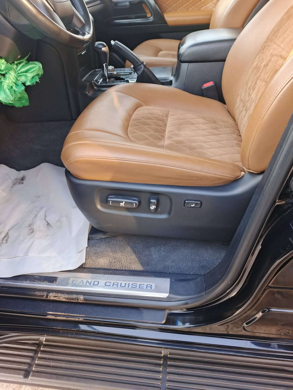 لاندگروز موديل ٢١ فول مواصفات مكفوله من كلشي العداد واضح بلصور بحراني السياره استخدام شخصي لل استفسار الاتصال بل رقم*********** كلشي شركه بعده بختصار
