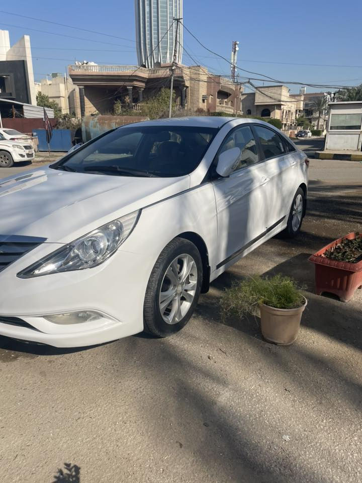 السلام عليكم 
سوناتا 2011 خليجي الشركة العامة ماشية حقيقي 165 الف تحكم جهتين سماعات انفنتي  بيها صبغ قطعتين جاملغ وباب السائق اثر دحجة بسيط وصبغتهم على ايدي درجة اولى وعندي صورها قبل الصبغ محرك وكير بحالة جيدة منظومة تبريد كلها جديدة ويل بلادي وتخم اطار جديد والباتري هم جديد صدر جديد اذاين محرك جدد ادامة كاملة بلكات تخم اصلي ع رقم الشاصي ادامة منظومة البانزين تراي بشرط وين متريد كهربائيات كلها شغال سيارة مال جني اي نقص مابيها مكانها بغداد الكرخ 
السعر (113 )بي مجال جداً بسيط 
*********** 
واتساب ***********
