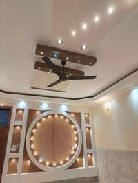 هذا شغل صباغ ويشتغل ديكورات ونقوش مغربيه شغله كولش حلو ومرتب ويشتغل حس...