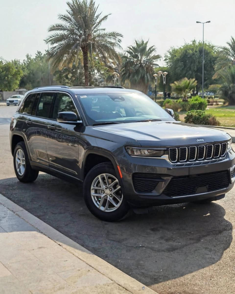 جيب كراند شيروكى 2024 لاريدو X 
 وارد امريكي دخول جديد 
سيارة اخت الزيرو
حادثهة سطحي فقط الجاملغ والباب الايمن بدون ايرباك 
العداد:  12.000 M
الون نفطي
5 راكب 
رقم  اربيل جديد
المحرك: 3.6 لتر 6 أسطوانات (V6)
القوة الحصانية: 293
عزم الدوران (نيوتن-م): 352
ناقل الحركة: اوتوماتيك 8 سرعات
المواصفات:
*نظام دفع رباعي 4X4 متطور
*فتحة سقف 
*دخول ذكي بدون مفتاح
*ويل المنيوم قياس 18 انج
*شاشة التحكم الرئيسية لمس بنظام Uconnect 5 بقياس 8.4 انج مع نظام ملاحة
*شاشة القيادة الرقمية بقياس 10.25 انج
*رادار تفاعلي مع خاصية التوقف والانطلاق
*تحذير النقطة العمياء
*تحذير الخروج عن المسار
*نظام المحافظة على البقاء فى المسار
*حساسات خلفية
*نظام مانع تصادم خلفى
*نظام القيادة شبه الذاتية
*مقصورة الركاب من الجلد الفاخر
*مقعد السائق كهربائي
*نظام ابل كار بلاى و اندرويد اوتو لاسلكي
*نظام صوتي فاخر 9 سماعات من ALPINE
*دخول ذكي (بصمة)
*مصابيح أمامية أوتوماتيكية مع مصابيح نهارية وكشافات ضباب LED
*نظام التحكم التلقائي في الضوء العالى
*ماسحات زجاج أمامي حساسة للمطر
*وسائد هوائية أمامية متعددة المراحل ووسائد هوائية جانبية ووسائد هوائية أمامية/خلفية.
*نظام التحكم الإلكتروني بالثبات.
مكان السياره : بغداد المنصور
الاستفسار اتصال والواتساب
***********
 ***********
