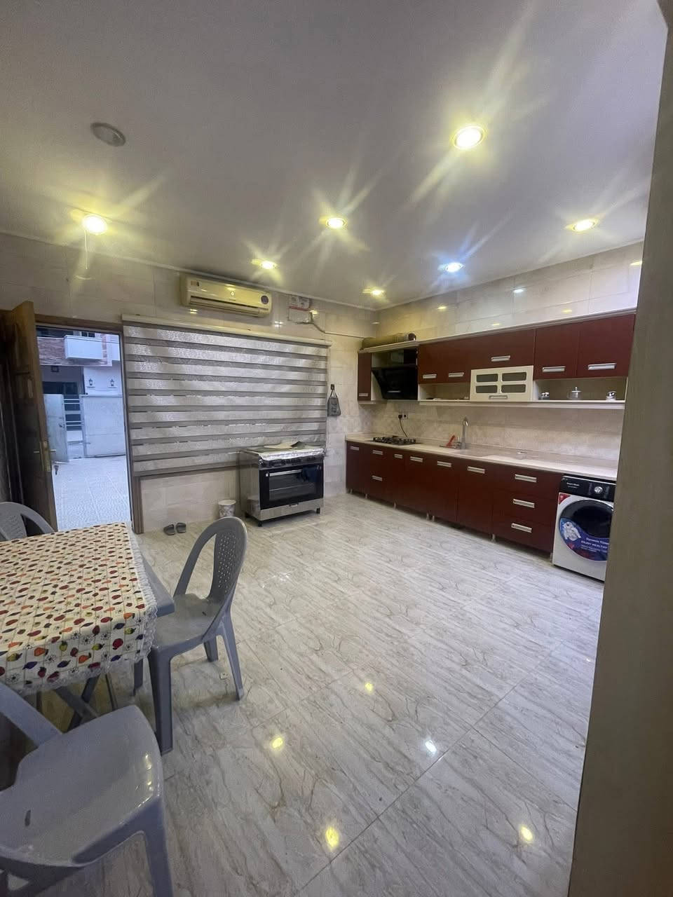 دار زراعي 3 طوابق للبيع موقع جداً مميز وراقي 

موقع الدار كركوك تسعين خلف استنساخ شيرين منطقة راقية جداً وهدوء 

♦️مساحة الدار 150 متر واجه 5 متر عمق 30 م

يحتوي الطابق الأول ع كراج سيارة ودرج داخلي وخارجي  وصحيات خارجية ومطبخ وصاله كبيرة للخطار   وغرفة نوم  وحده وصحيات داخلية 

طابق 2 غرفتن نوم مع صحيات وبلكونة 

طابق ثالث بيتونة كبيرة مع سطحين 

الدار بناء حديث  يُباع مع الكاونتر والسبالت 

💵💵السعر ع الأتصال 💵💵

***********
