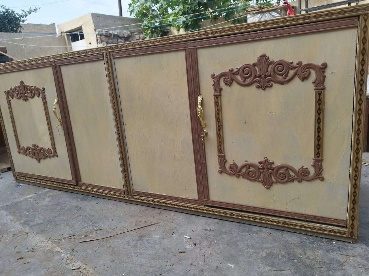 يا الله السلام عليكم بوفيه صاج داخل خارج شغل توصا مو سوكي سعر 65 الف مكاني ابو غريب ***********  ***********  تفاصيلهه طول مترتين  وعشرين ارتفاع متر  نزال 70 وبالعافيه لتصير من نصيبه
