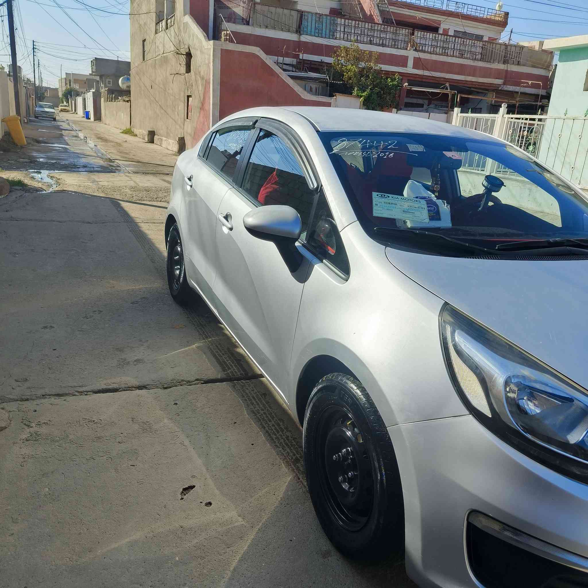 السلام عليكم كيه ريو موديل 16
.محرك شرط 14 
كير شرط رقم اربيل دولي سنويه 2028 وكاله عامه باسمي السياره مرتبه ونضيفه مال عيله زقيره وقطاره بل بانزين السعر78 وبيه مجال شويه *********** بيه واتساب العنوان صلاح الدين الشرقاط
