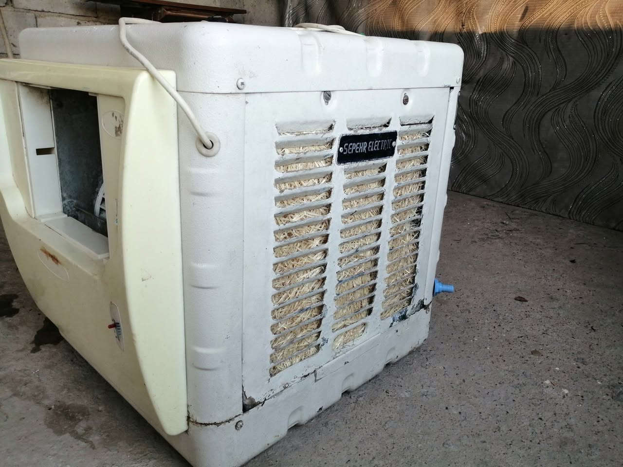 مبرده حجم صغير نوع سوبر الكتريك وزن ثقيل ونظيفه وكلها بلادي ماطور سرعتين حته الحلفة مالتها جديد بس خلي مي وشغلها


**إذا كنت صاحب هذا الإعلان وتريد حذفه لأي سبب، رجاءا أرسل رسالة إلى الدعم الفني**