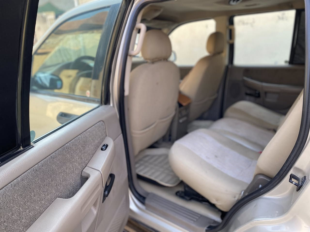 السلام عليكم
فورد اكسبلور 2005مال مزاد بيها كتاب
7 راكب تبريد 4 قطع 
محرك 4000
6سلندر السيارهً جاهزهً رايد مراوس BMW 
ب65 وبيها مجال 
***********
